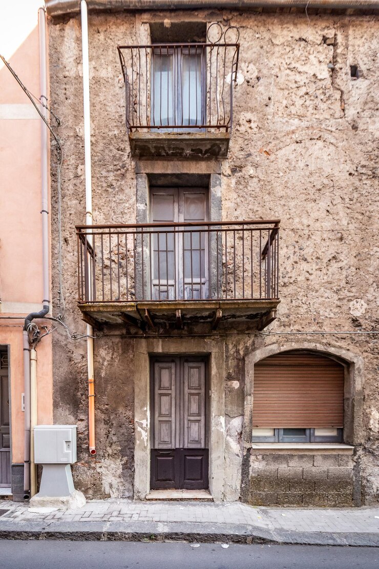 Foto vecchia porta d'ingresso in legno sulla facciata dell'antico edificio barocco nell'architettura tradizionale di catania sicilia, italia.