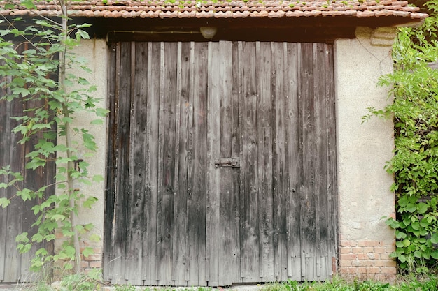 Vecchia porta da garage in legno