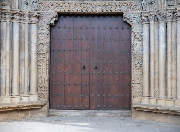 vecchia porta della chiesa con dettagli