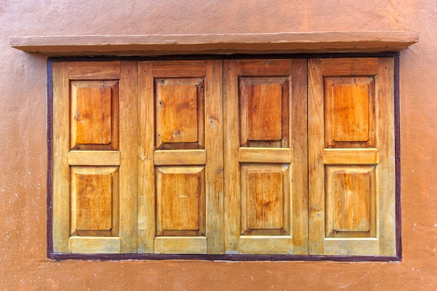 Vecchia porta di casa in legno, stile tradizionale Thailandia