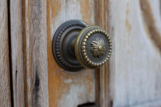 vecchia porta di chiesa in legno da vicino