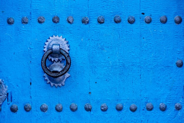 Vecchia porta di legno blu nel famoso villaggio blu di ChefChaouen in Marocco