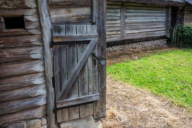 Vecchia porta di legno chiusa con un lucchetto