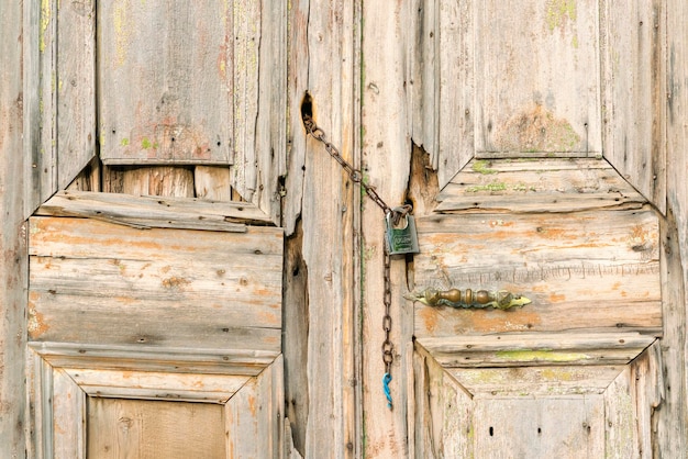 Vecchia porta di legno con sfondo serratura in metallo