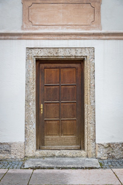 Vecchia porta di legno in costruzione bianca in Europa