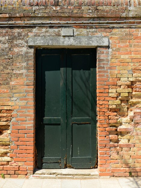 Vecchia porta di legno in una casa nell'isola di Burano