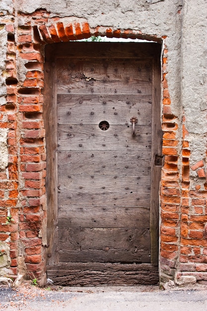 Vecchia porta di legno, ingresso edificio abbandonato, Italia