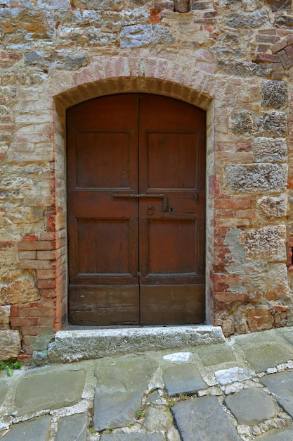 Vecchia porta di legno nel muro di mattoni