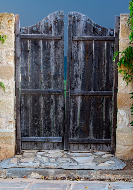 Vecchia porta di legno nel recinto