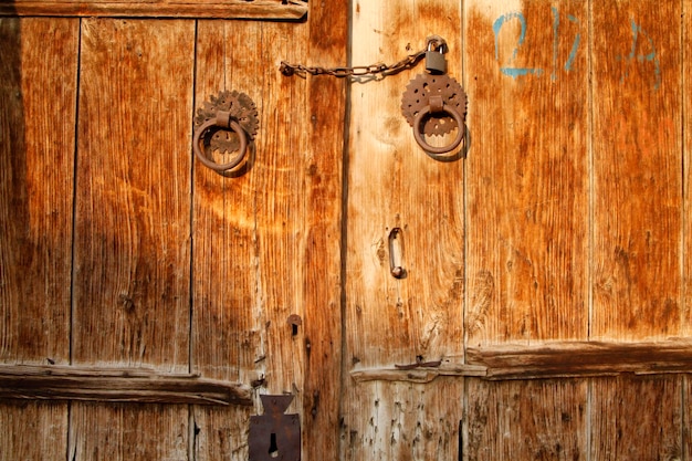 Vecchia porta di legno nella zona rurale