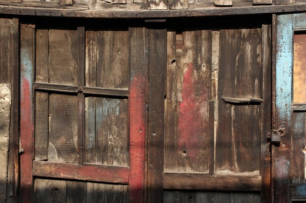 Vecchia porta di legno sporca chiusa a chiave