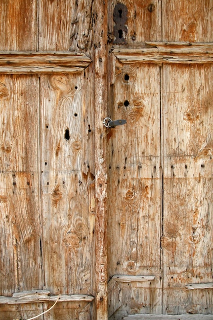 Vecchia porta di legno stagionata