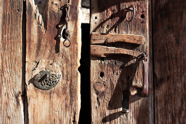 Vecchia porta di legno stagionata