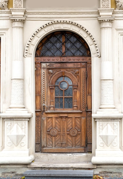 vecchia porta di legno tipica d'epoca