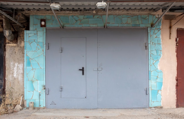 vecchia porta di metallo del garage per auto