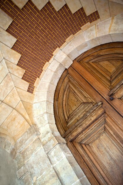 Vecchia porta di palazzo in legno a Parigi