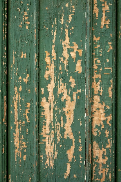 Vecchia porta dipinta di verde incrinata di legno