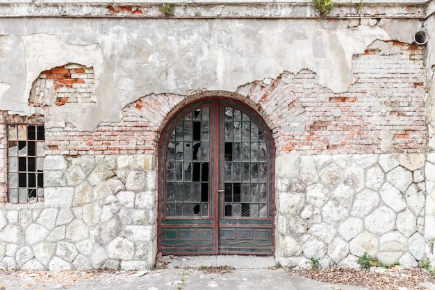 Vecchia porta e finestra rotta