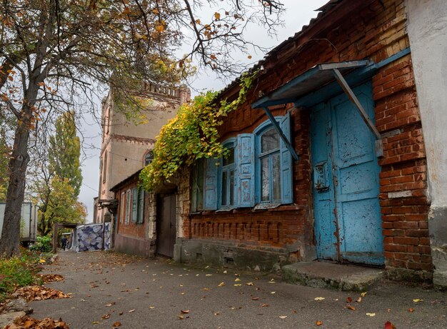 Vecchia porta e vernice scrostata nella parte vecchia della città di Stavropol Russia in un pomeriggio autunnale