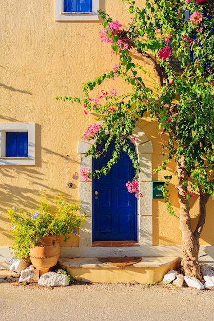 Vecchia porta greca pittorica con fiori