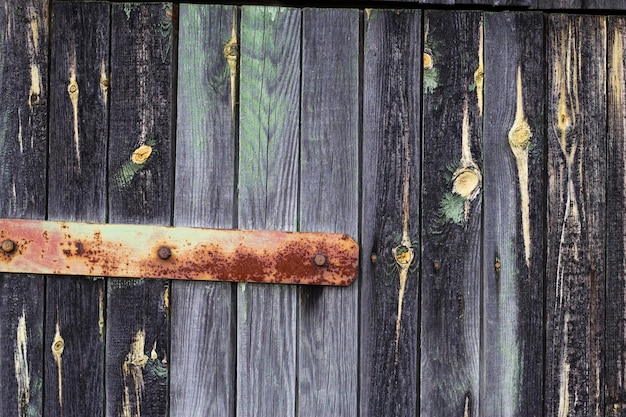 vecchia porta in legno colorato cerniera in metallo arrugginito