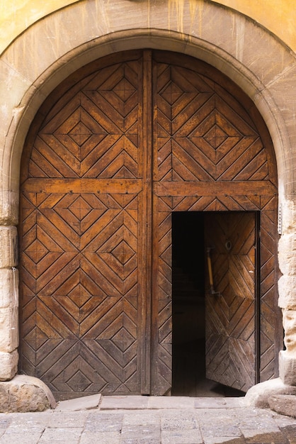 Vecchia porta in legno con intaglio modello vintage