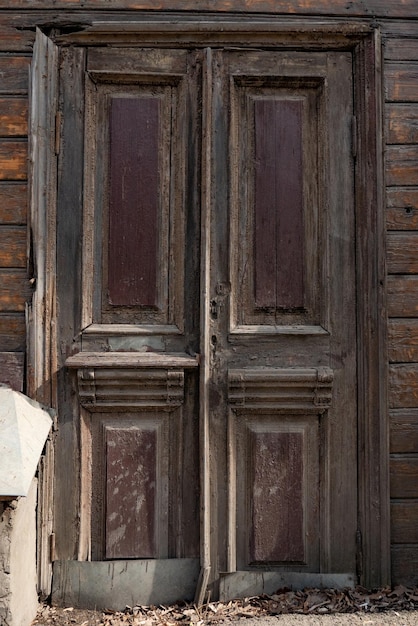 Vecchia porta in legno d'epoca tipica
