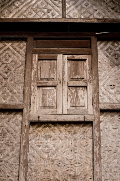 Vecchia porta in legno di diversi colori Casa tradizionale