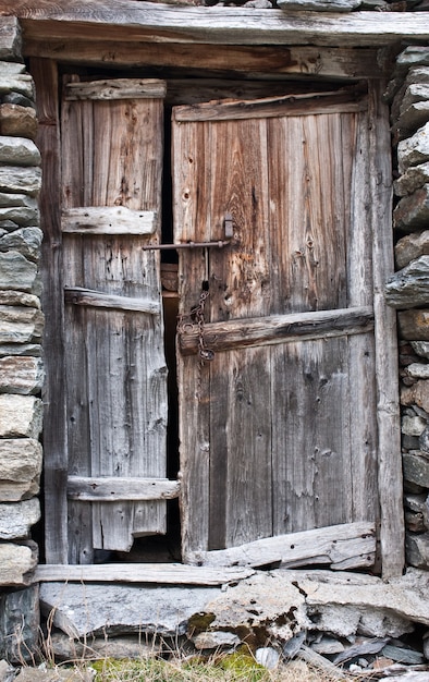 Vecchia porta in legno, nel Parco del Gran Paradiso, Italia