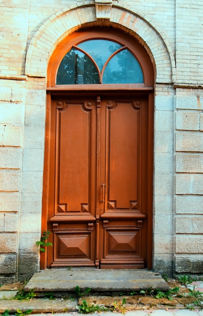 Vecchia porta marrone vintage. Portale alto. Una bella struttura architettonica.