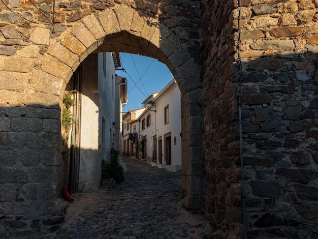 Vecchia porta medievale nel centro storico di Castelo de Vide. Portogallo.