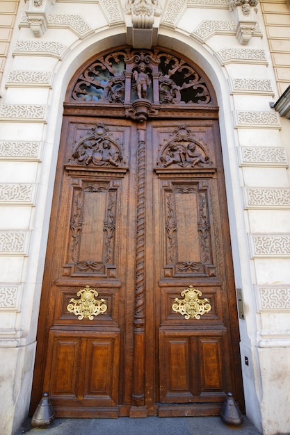 Vecchia porta ornata a Parigi Francia tipico vecchio edificio di appartamenti