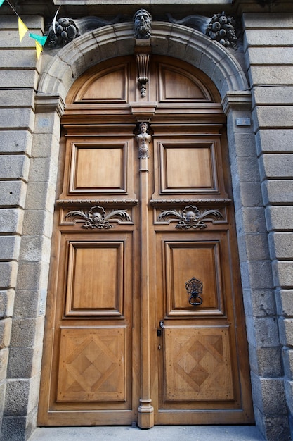 Vecchia porta ornata vista a Saint Malo, tipico vecchio edificio di appartamenti