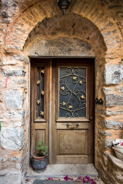 Vecchia porta, sfondo di struttura in legno e parete