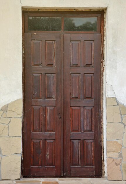 Vecchia porta solida in muraglia di mattoni di un castello o di una fortezza del XIX secolo