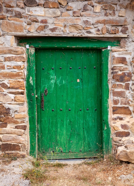 Vecchia porta verde di una casa spagnola