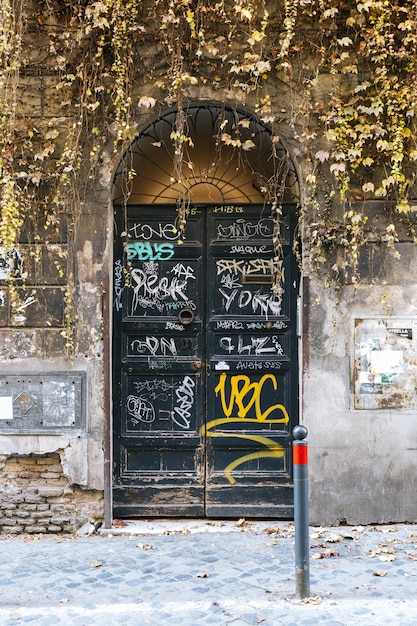 Vecchia porta verde dipinta in quartiere antico