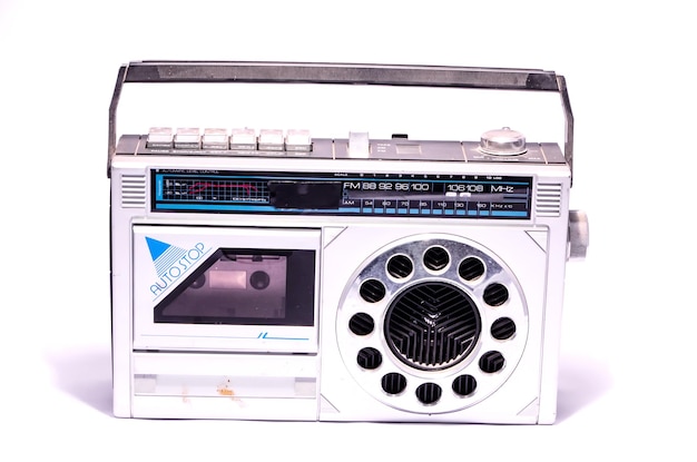 Vecchia radio retrò vintage anni '70 su sfondo bianco
