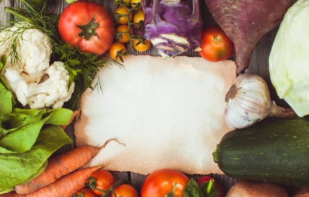 Vecchia ricetta in tavola con verdure con spazio copia