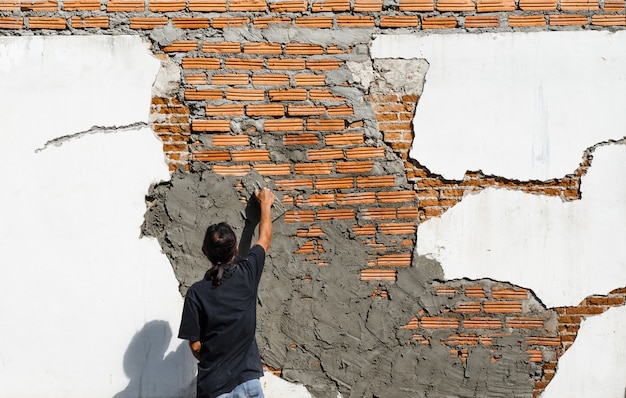 Vecchia riparazione del muro di mattoni