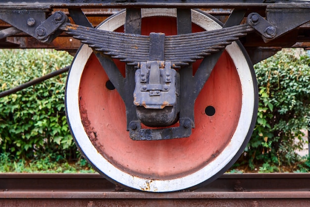 Vecchia ruota arrugginita del vagone ferroviario sul binario ferroviario