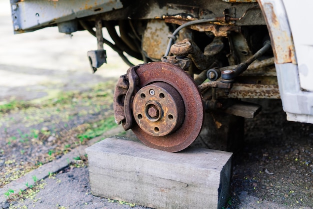 Vecchia ruota di automobile arrugginita. Gomme rotte e coprimozzi arrugginiti.