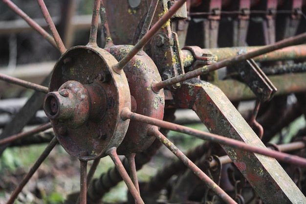 Vecchia ruota di metallo arrugginito con raggi per lavori in agricoltura