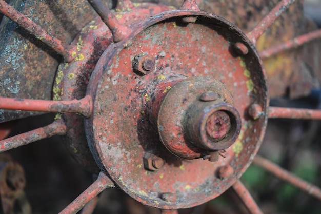 Vecchia ruota di metallo arrugginito con raggi per lavori in agricoltura