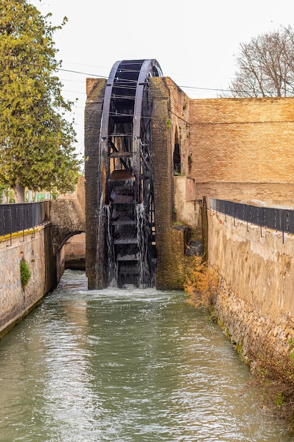 Vecchia ruota idraulica industriale su un mulino ad acqua del canale