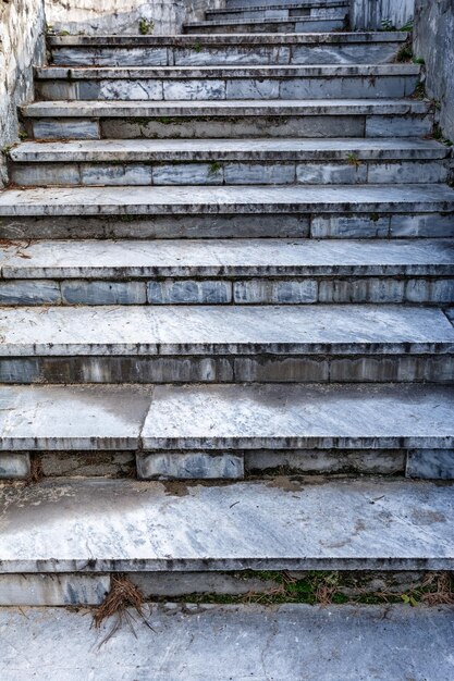 Vecchia scala in marmo abbandonata nel parco della città in primo piano