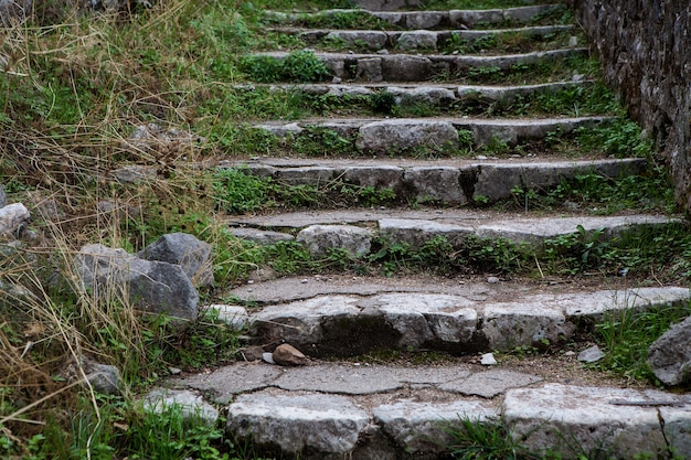 Vecchia scala in pietra nelle montagne del Montenegro nella città di Kotor