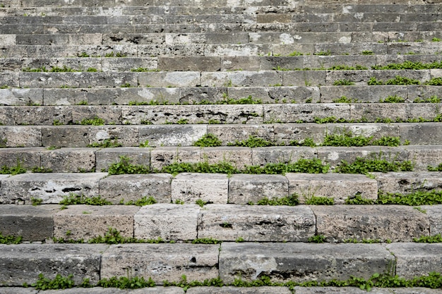 Vecchia scalinata di cemento ad Asissi, Italia