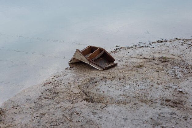 Vecchia sedia dall'inquinamento ambientale del fiume