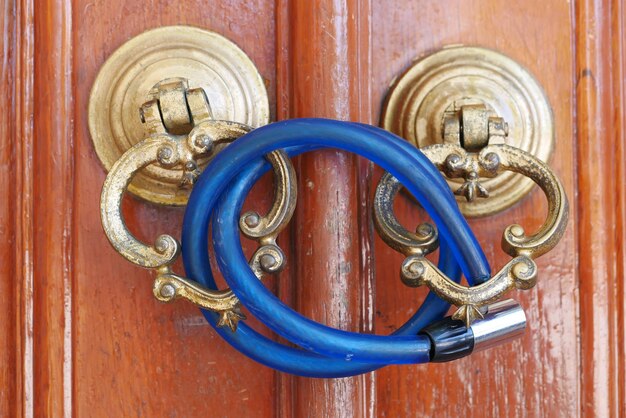 Vecchia serratura arrugginita chiusa su una porta di legno